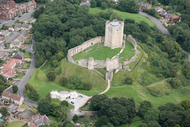 С 1066 года недалеко от Донкастера стоит замок Conisbrough, построенный норманнами