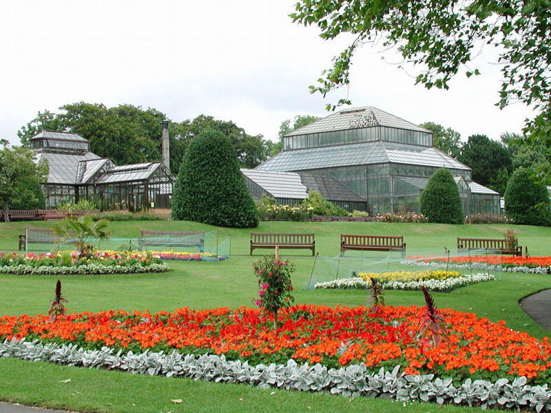 Не надо будет платить и за вход в ботанический сад Глазго. Это одно из любимейших мест не только туристов, желающих побродить по тропическим оранжереям, но и простых жителей, любящих поваляться на травке.