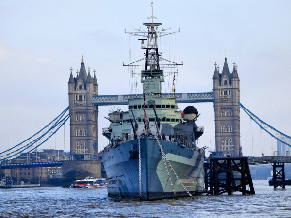 Уникальный музей создан в Лондоне на базе корабля. Крейсер Белфаст оставлен на постоянной стоянке возле Тауэрского моста на реке Темзе.