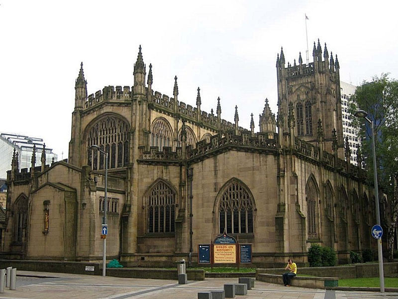 Из исторических достопримечательностей Манчестера стоит увидеть кафедральный собор в готическом стиле, начало строительства которого уходит к 1422 году