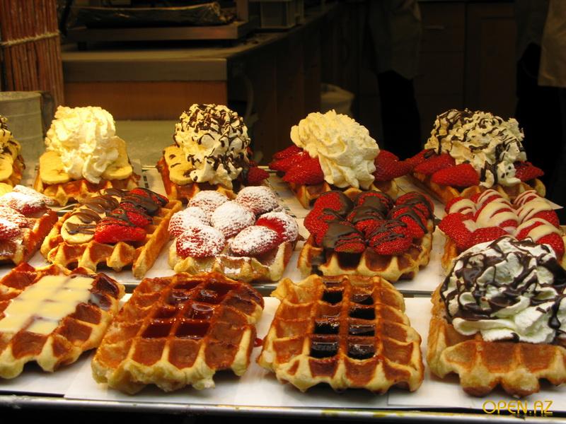 В качестве десерта советуем хрустящие бельгийские вафли – пальчики оближешь! Они выпекаются в специальных вафельницах, которые можно купить только в Бельгии.