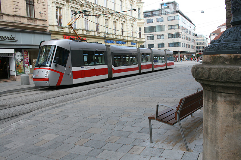 В Брно, как и везде, курсируют автобусы, трамваи и троллейбусы, сеть которых, кстати, является крупнейшей в Чешской республике. 