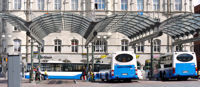 Билет в общественном транспорте Тампере для взрослого человека в приделах города стоит 2 евро. Ребёнку проезд наполовину дешевле. Всего 1 евро.