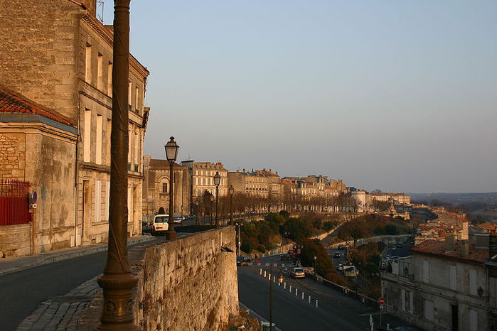 Французский город Ангулем расположился в западной части страны на возвышенности между реками Ангиен и Шарантой.