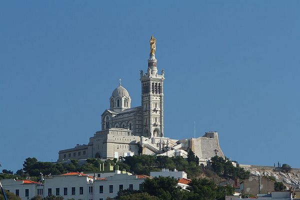 Главная точка Марселя для горожан и центр паломничества туристов — символ этого прекрасного города - Собор Нотр-Дам де ля Гард