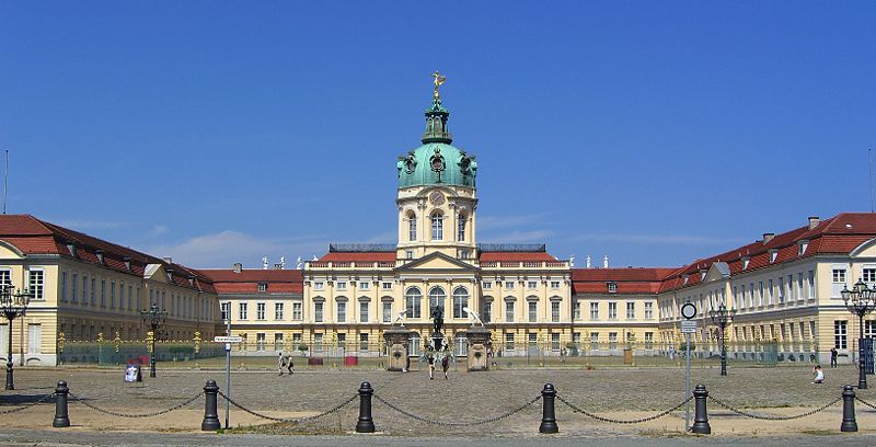 Дворец Шарлоттенбург – демонстрирует пример изысканной архитектуры барокко в Германии. Дворец построен супругой Фридриха I, Софией Шарлоттой.