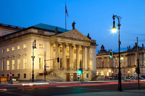 В городе Берлине более 170 музеев и коллекций, в которых собраны предметы искусства от античных времен до наших дней. Огромное количество достопримечательностей, соборов, архитектурных памятников и церквей открыто для туристов.