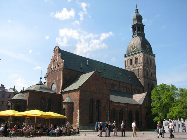 Главной достопримечательностью Риги является Домский собор, находящийся на Домской площади, фундамент собора заложили в далёком 1211 году, а закончили только в 1766 году