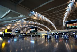 В 24 км от Лондона расположен самый крупный аэропорт Великобритании         «Heathrow» аэропорт состоит из 5 терминалов. 
