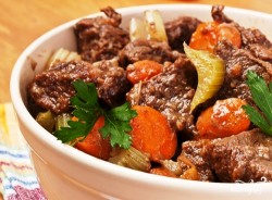 скот может пастись на лугах круглый год, и мясо получается сочным и вкусным; именно на основе такой свежей баранины готовят традиционное ирландское рагу (irish stew)