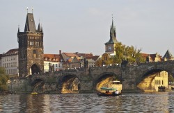 Еще одной достопримечательностью, ради которой стоит купить авиабилет в Прагу, является Карлов мост.