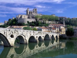 Французский город Бордо расположился на юго-западе страны, стоит на обоих берегах реки Гаронны.