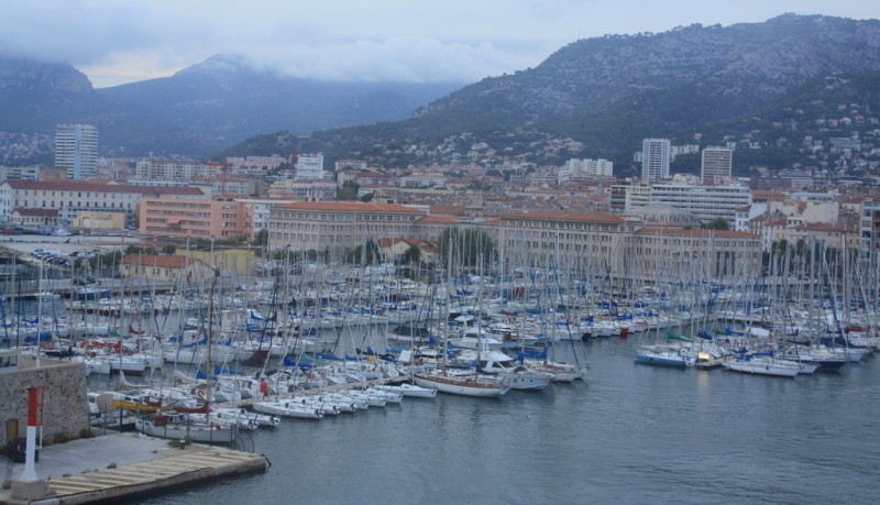 Тулон по праву называют самым красивым портом во всей Европе. Пейзажи акватории делают уникальными белые известковые горы, которые как-будто огибают город, подступая к самому морю