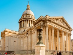 Пантеон (Pantheon) - неоклассическое здание в Латинском квартале Парижа. Первоначально церковь св. Женевьевы, позже — усыпальница выдающихся людей Франции. 