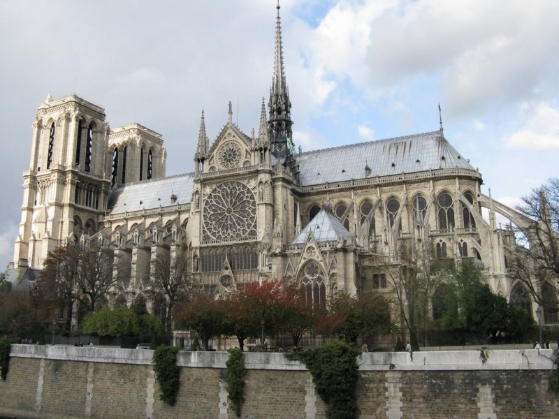Собор Парижской Богоматери был построен на месте христианской базилики, сменившей в совю очередь древнеримский храм.