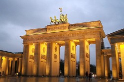 Бранденбургские ворота – это расположенная в центре Берлина триумфальная арка. Через эти ворота раньше можно было въехать в Берлин. Ворота построил Карл Готтгард Лангганс в 1789 – 1791 годах