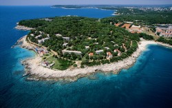 Хорватский город-курорт Пула расположился на юго-западном берегу полуострова Истрия, в широком заливе Адриатического моря. Рельеф города открытый и низкий