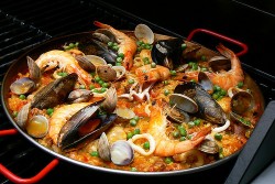 В Мадриде наиболее распространена средиземноморская кухня с вкуснейшими паэльями, запечённой рыбой и разнообразными мясными блюдами
