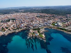 Город Альгеро расположился на северо-западном берегу острова Сардиния, входящем в состав Италии в центре Средиземного моря. Город является популярным курортом и из-за растущих вблизи острова дорогих красных кораллов, называется Коралловой Ривьерой. Местные жители называют город маленькой Барселоной.