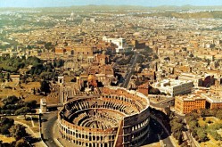 Итальянский город Рим является столицей Италии. Рим – один из самых старых городов мира. Город находится в центральной части Италии, на обоих берегах протекающей здесь реки Тибр