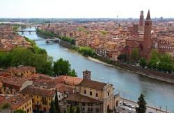 Знаменитый город Верона располагается в Италии с северо-восточной стороны. Город стоит на двух берегах реки Адидже, а в 30-ти км от города находится озеро Гарда.