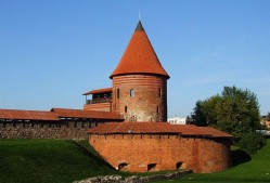 главная достопримечательность Каунаса – Каунасский замок, построенный в 13 веке, в стиле готики и служивший защитой от нападений крестоносцев.