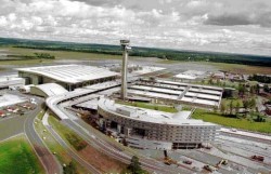 Аэропорту Осло принадлежит всего один терминал, и он находится на расстоянии 50 километров к северу от центра.