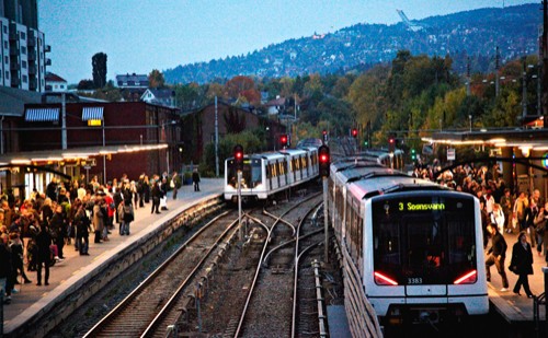 Экспресс-поезд Airport Express Train всего за двадцать минут довезет Вас до центра Осло и некоторых подземных станций. Кроме него через станцию аэропорта - Oslo Airport Gardermoen station – проходят и другие поезда, курсирующие по маршруту Skien – Oslo – Lillehammer - Trondheim. 